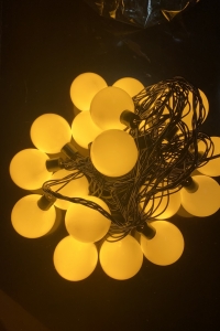 Bòng đèn mờ ánh sáng vàng trang trí cây thông noel, quán cafe